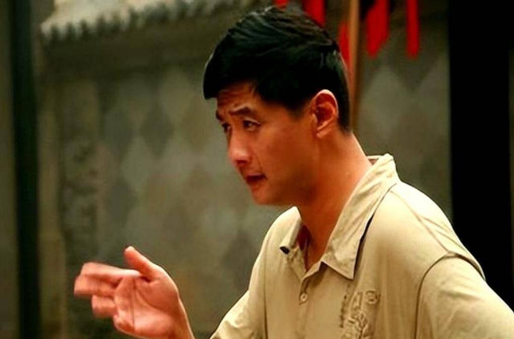 父亲是“中国影坛泰斗”、母亲是知名演员，他却在53岁时客死异乡