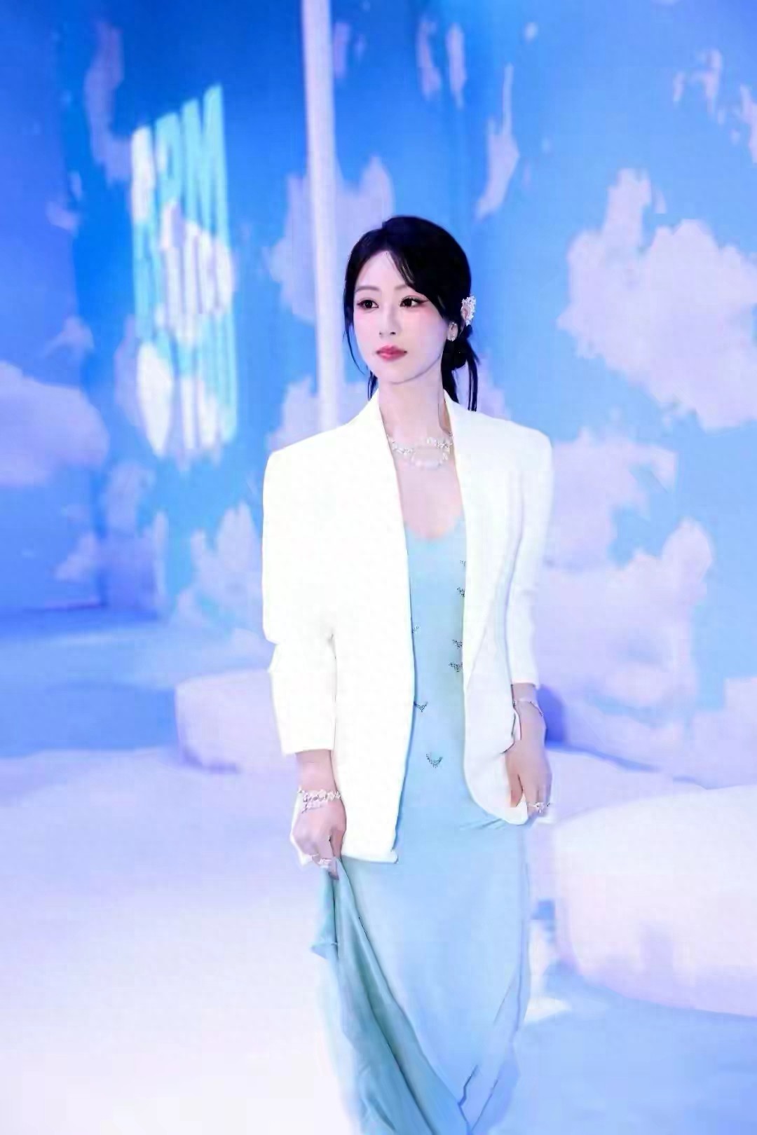 杨紫身穿蓝色打底裙搭配白色西装外套，完美轻松驾驭