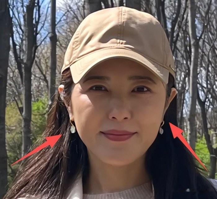 网友偶遇50岁曾黎，曾经的中戏校花，现在和普通中年妇女没啥区别