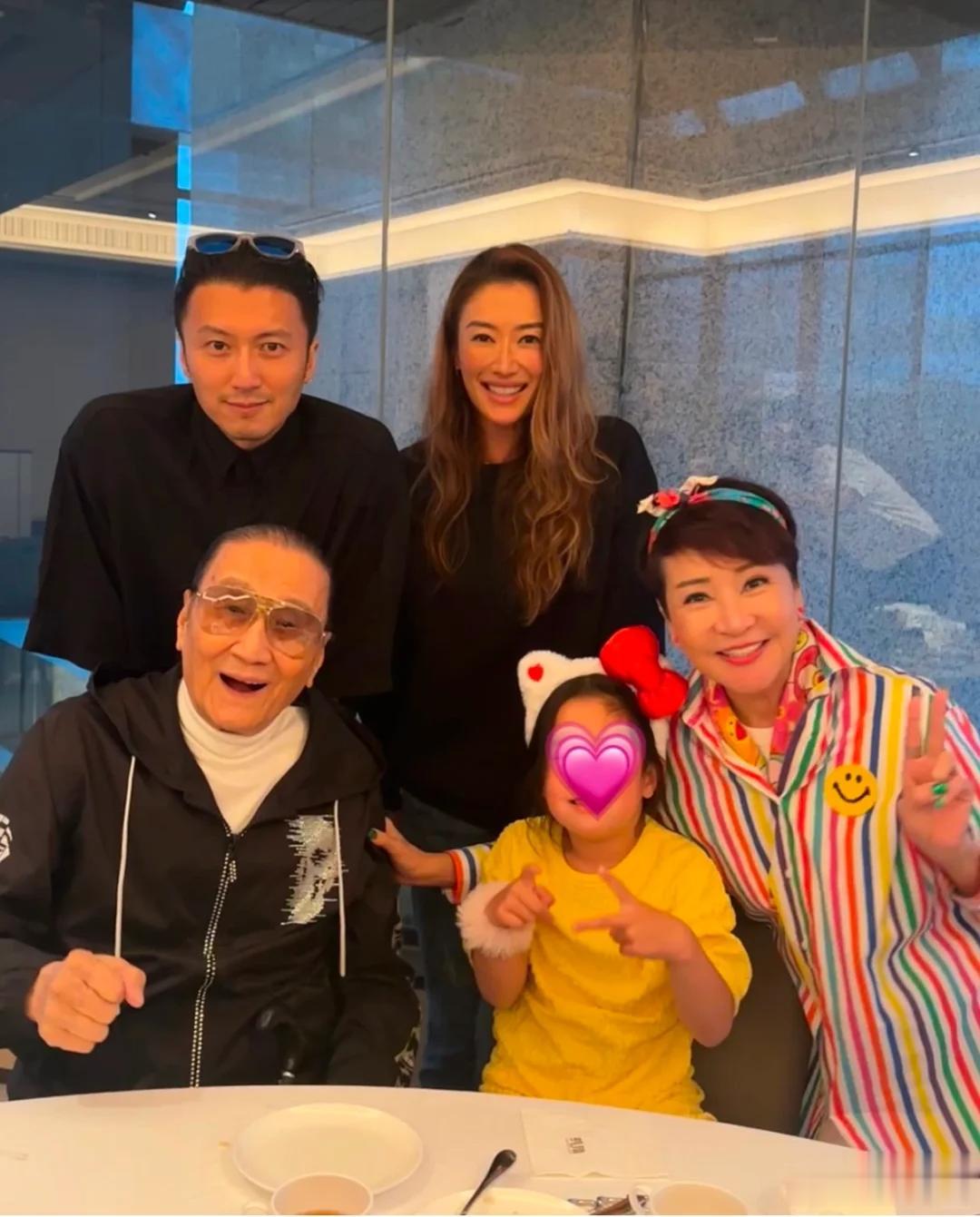 谢婷婷携夫带娃回港！混血儿子大眼翘鼻，频繁返港被疑谢家生变故