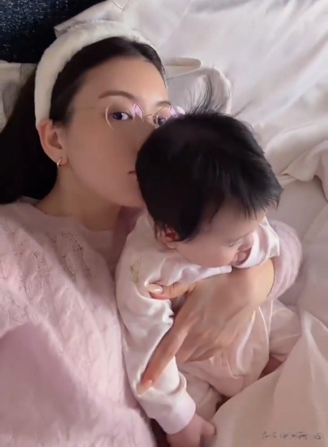 方媛高调晒三胎女儿，5个月的郭咏心头发浓密，耳垂很大颇有福相 ?