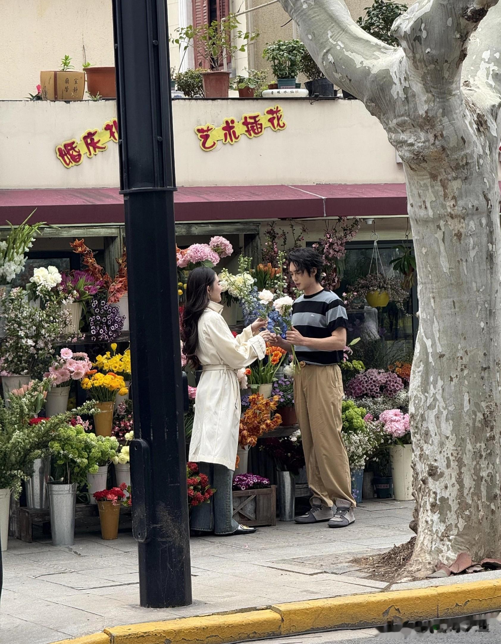 于适 王玉雯上海徐汇拍广告被偶遇，王玉雯穿米色束腰风衣又瘦又美