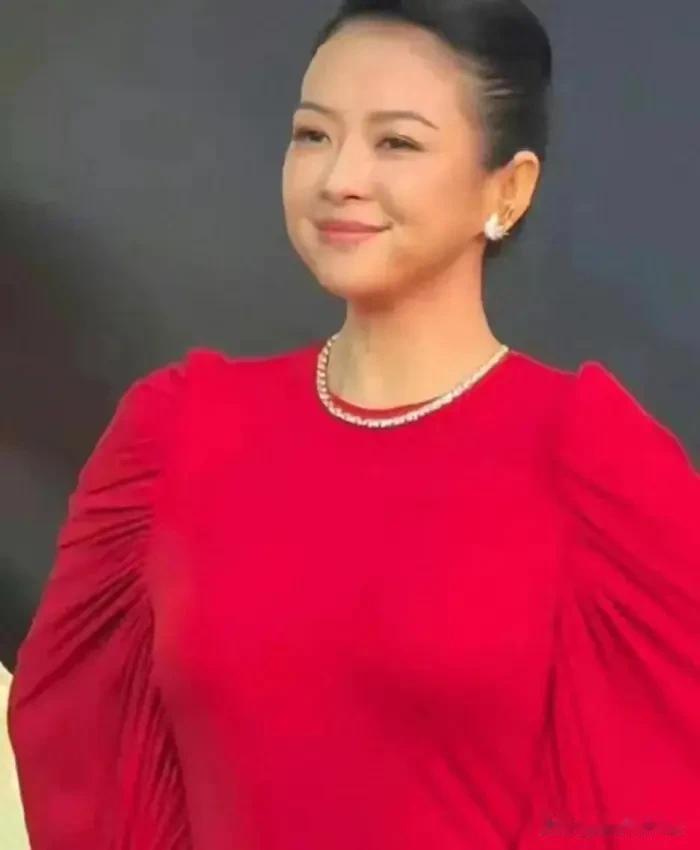 47岁章子怡发福严重，胖的脖子都快没有了，平时不注意身材管理吗