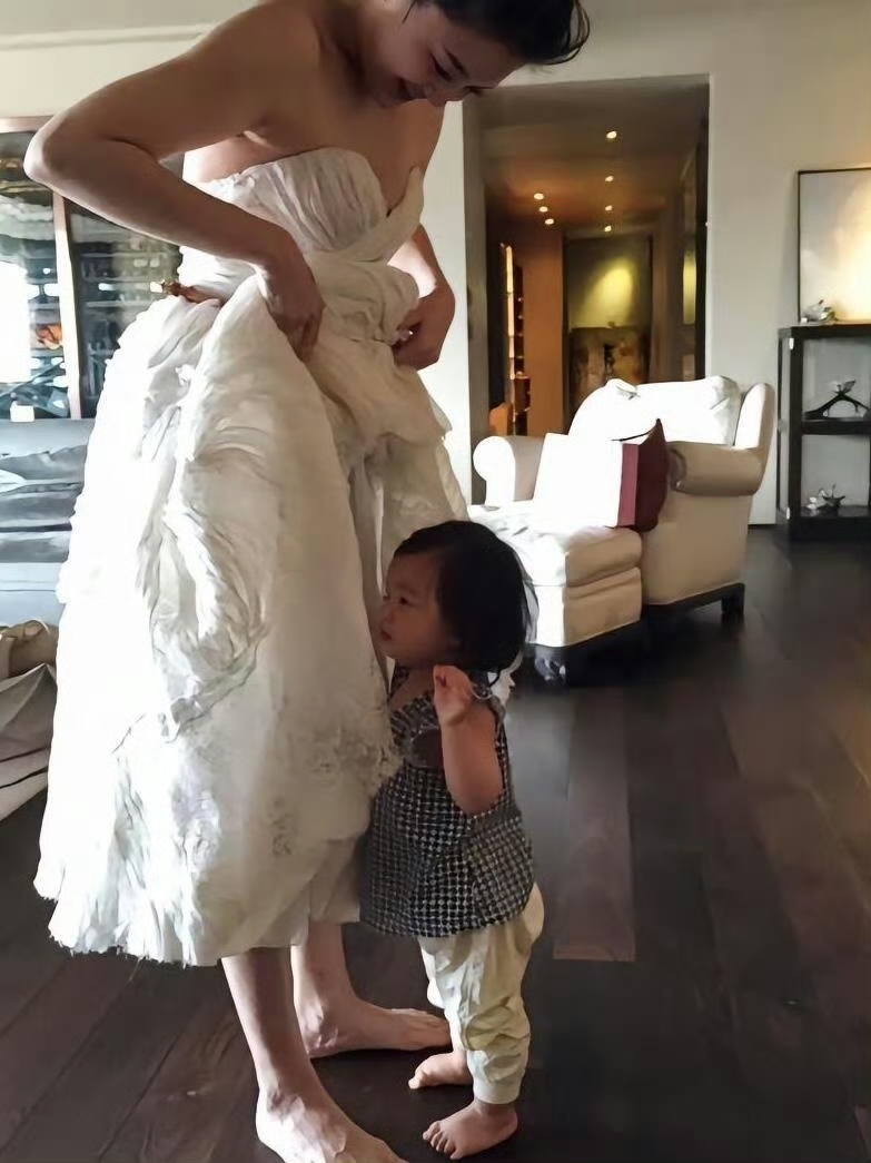 大S的女儿汪希玥一点都不简单，在继父跟继母身边都能游刃有余