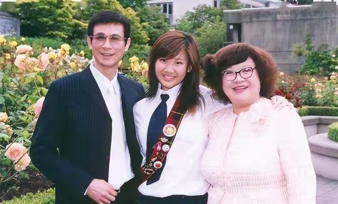 郑少秋女儿现状：老大自杀，老二38岁抑郁未婚，老三老四享尽父爱