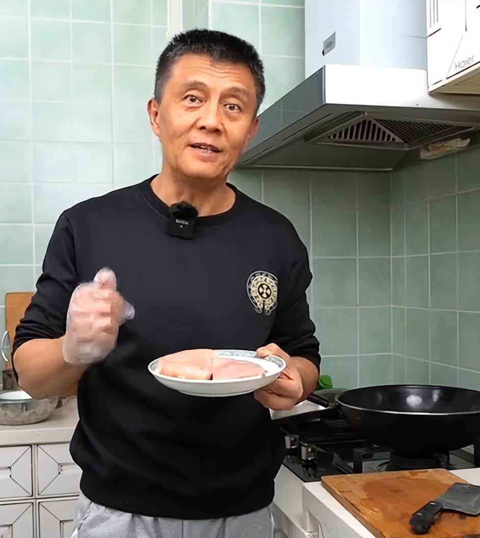 老戏骨娶小17岁女演员，如今他63岁老态尽显，46岁妻子仍貌美如花