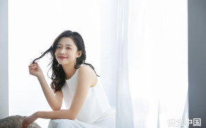 带娃上班被停职，我把娃扔董事长桌上：你孙子，我不要了！