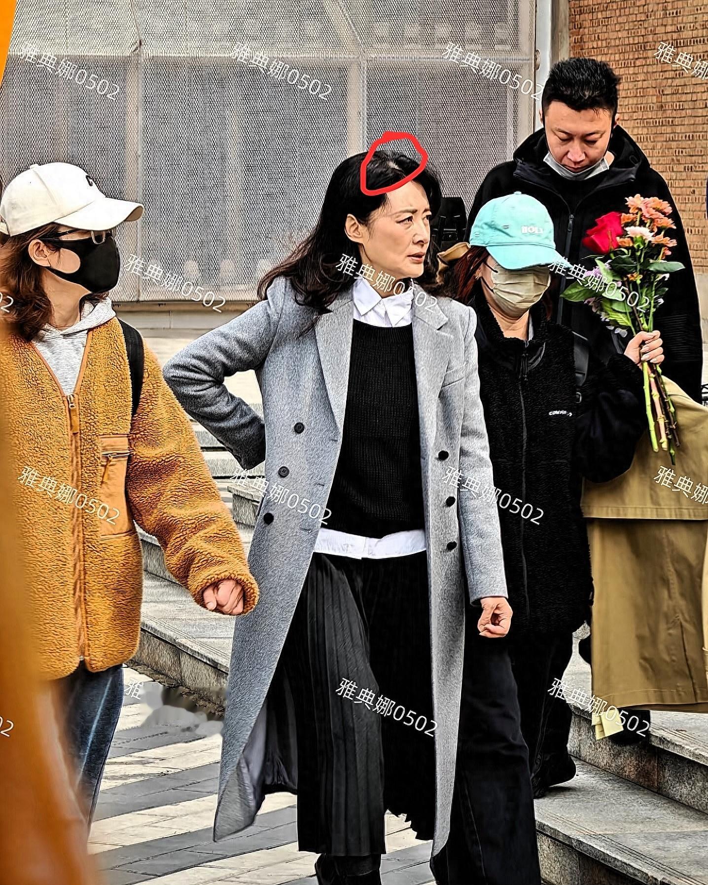 周涛没有网上夸的那么年轻女神,她头发稀疏有点秃能看出实际年纪