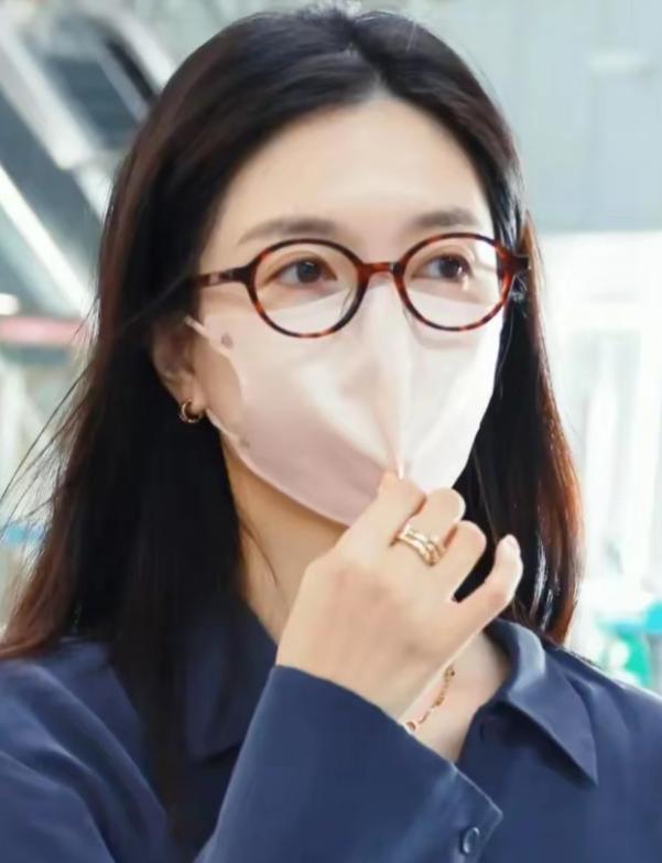 江疏影海外产子风波升级，遭正房儿子当众羞辱？王传君的话应验了
