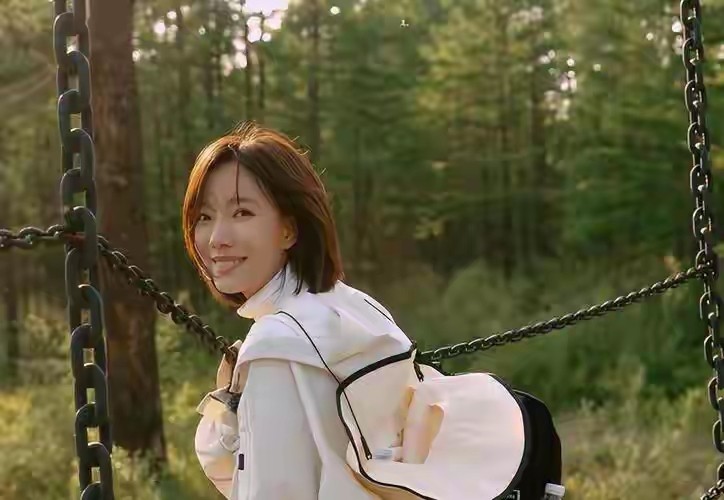 王珞丹现状：搬进深山生活，母亲不再催婚，41岁和两只狗相依为命