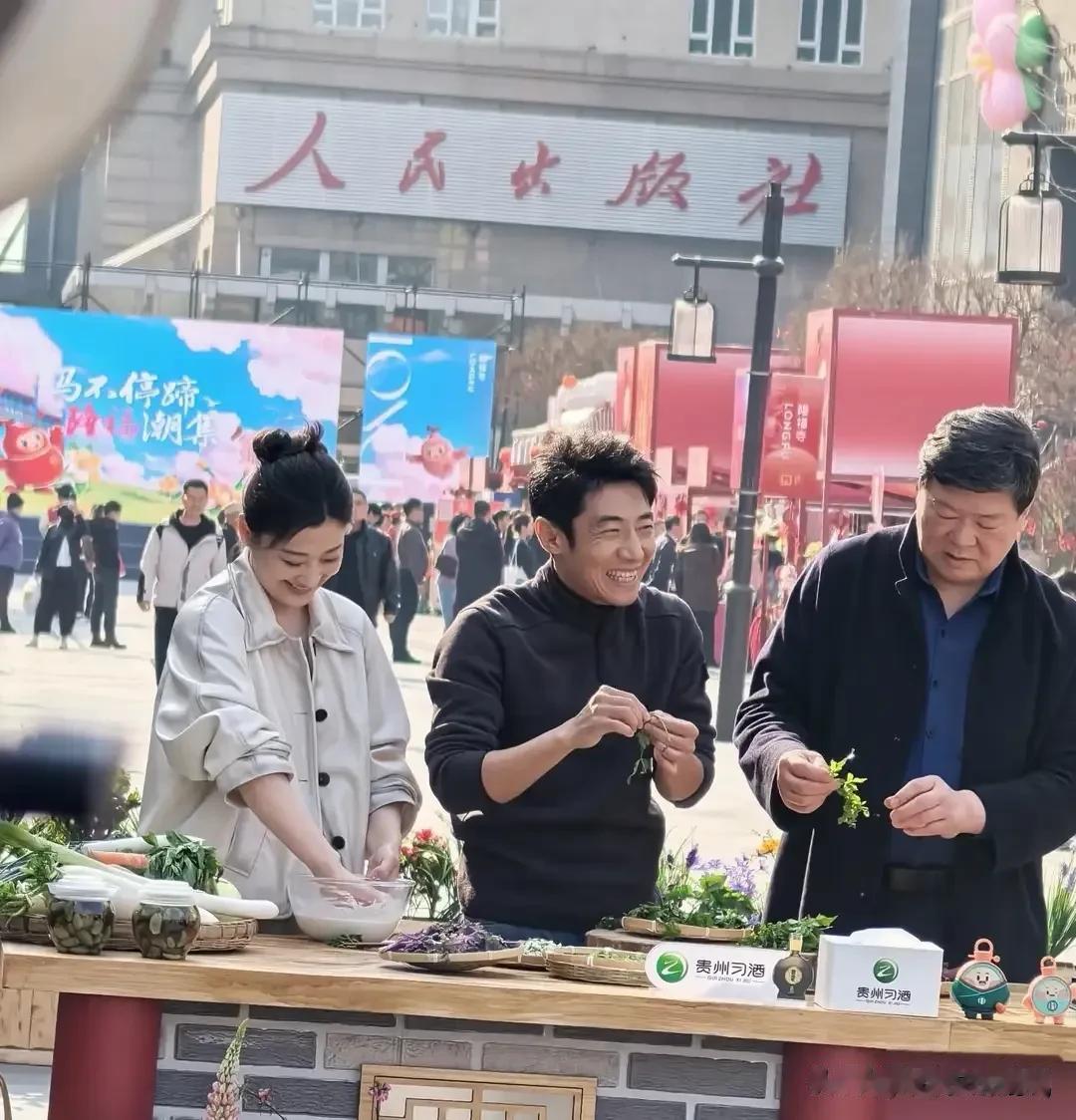 北京隆福寺偶遇撒贝宁梅婷录节目！梅婷本人皮肤白脸小状态好年轻