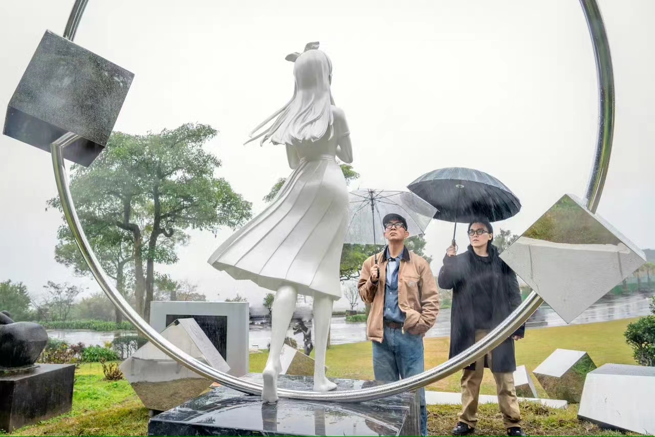 大S雕像不像引发热议，两个孩子和爸爸广州游，完全不受影响