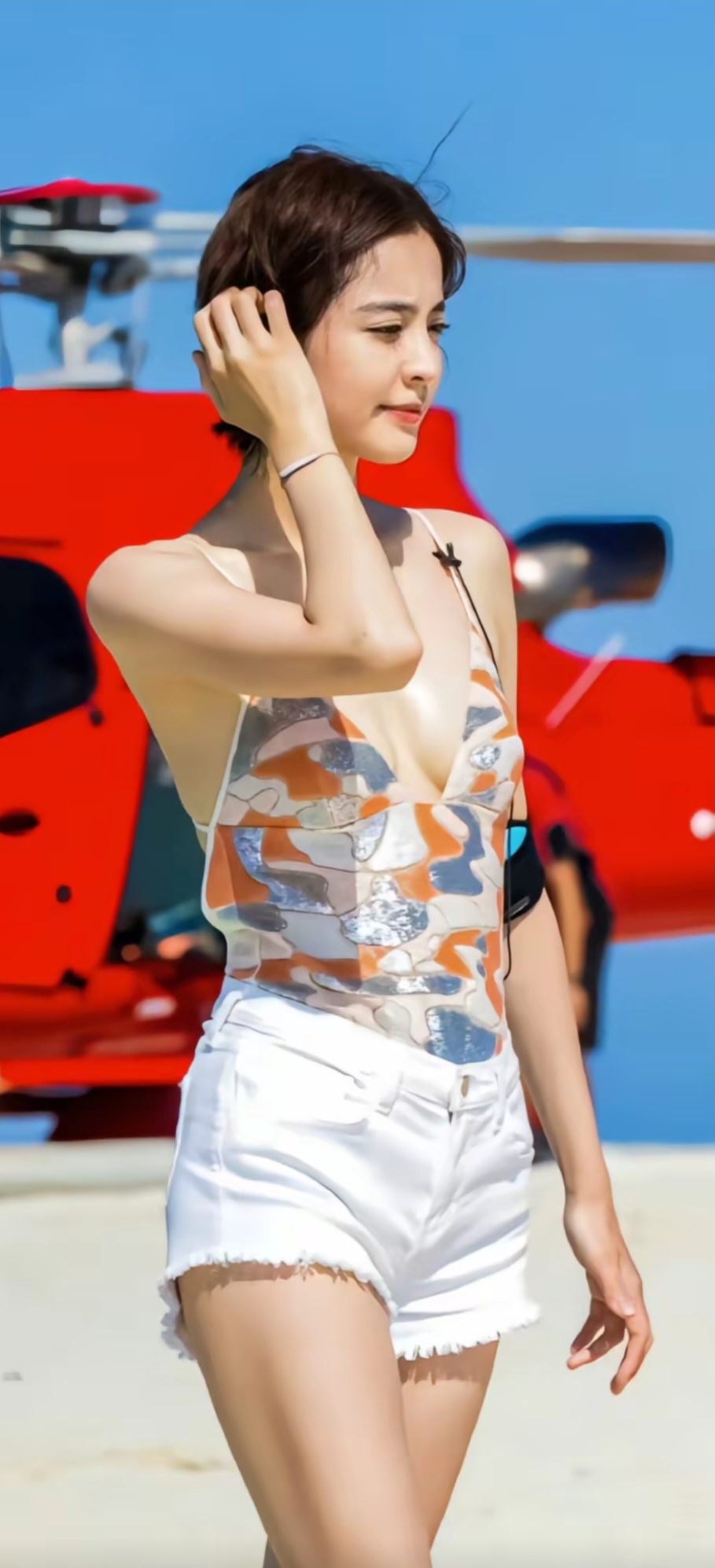 古力娜扎游泳装，比基尼，这才叫白！白得晃眼。