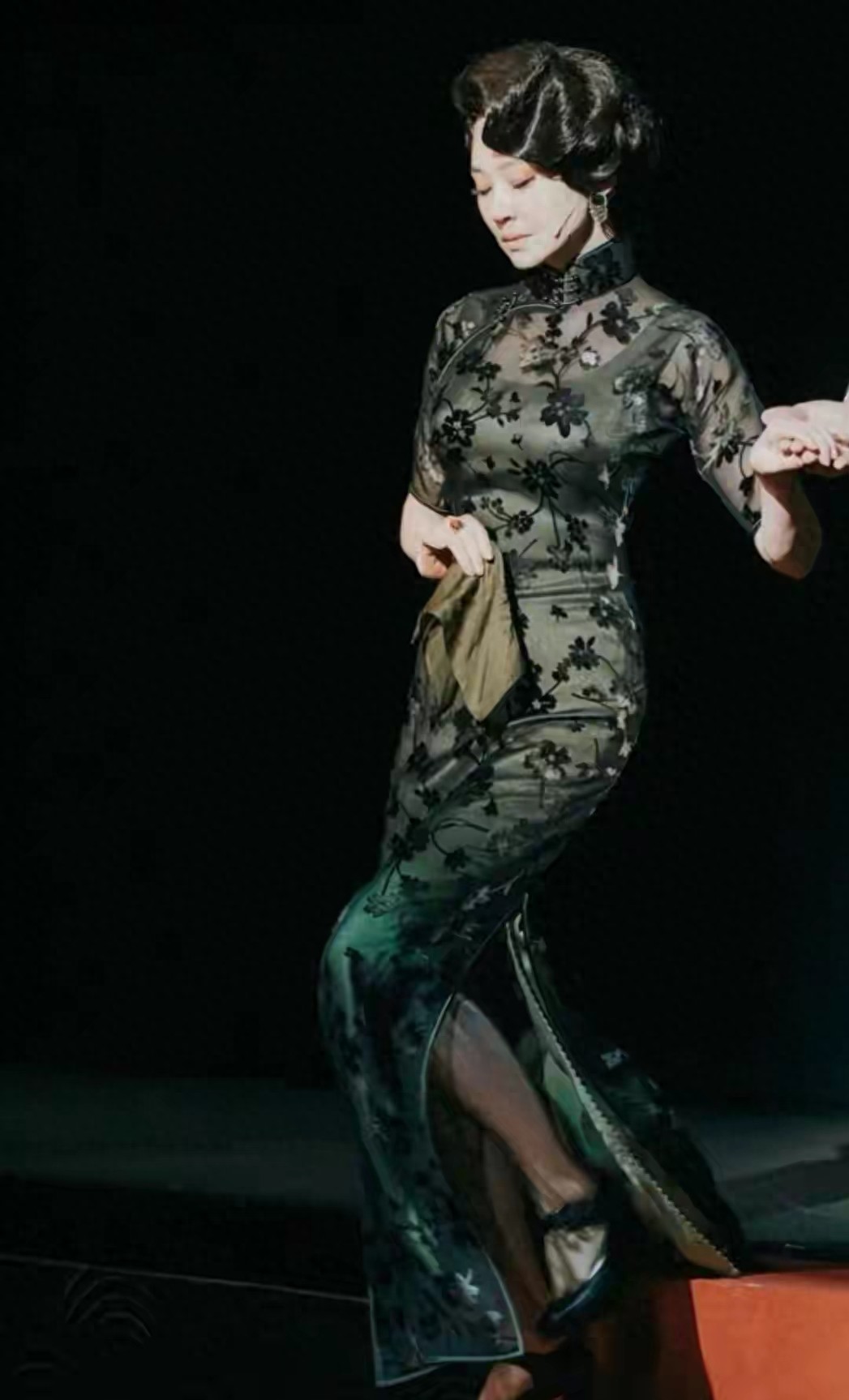 56岁许晴现状封神：旗袍裹出丰腴曲线，活成时光偏爱的女人