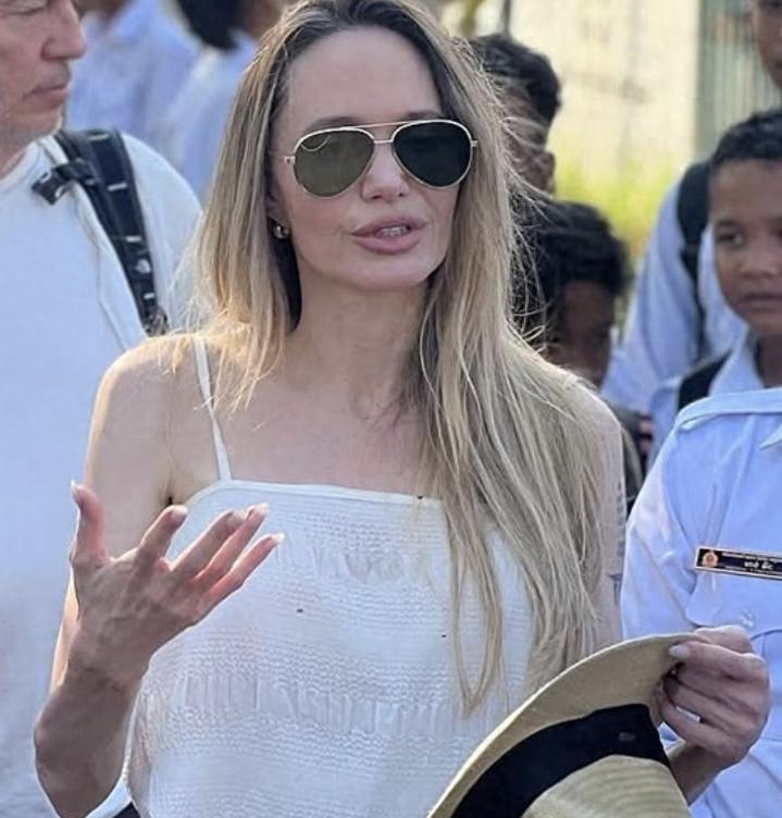 好莱坞巨星安吉丽娜朱莉现身柬埔寨，网友却热议：看这脸不像本人