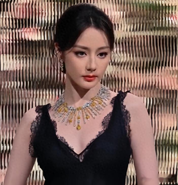 迪丽热巴“黑天鹅”炸场迪奥晚宴！