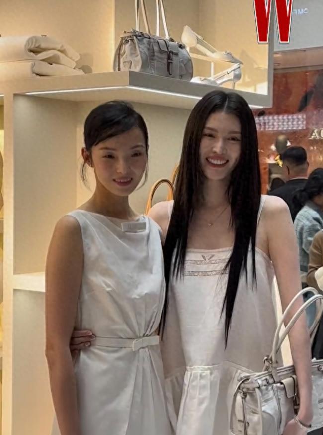 何穗雎晓雯同框出席活动！线下生图白到发光，俩超模“辣妈”好美