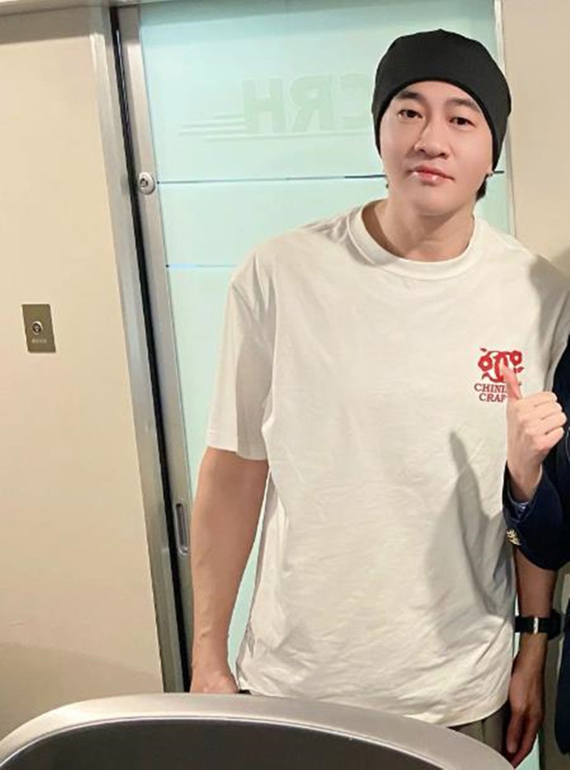 偶遇何润东林姵希夫妇，50岁的他身材练得好健硕，冬天穿T恤出门