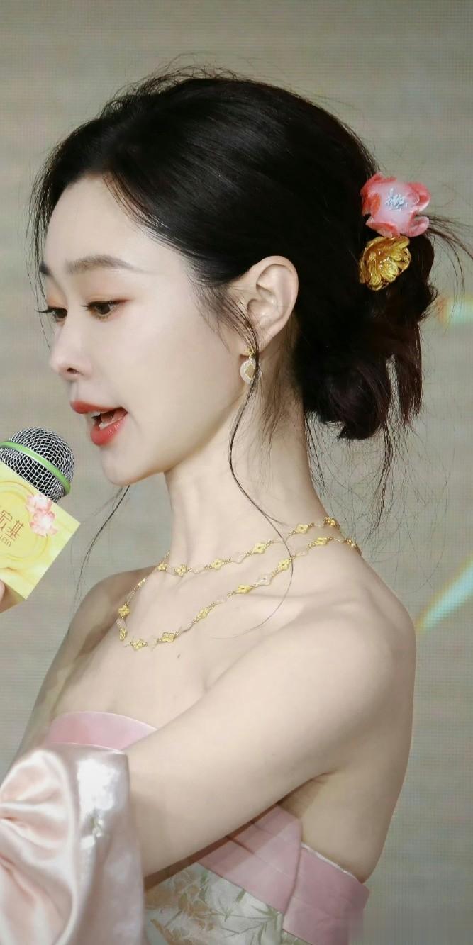 宋轶抹胸裙穿搭，好看的活动组图。