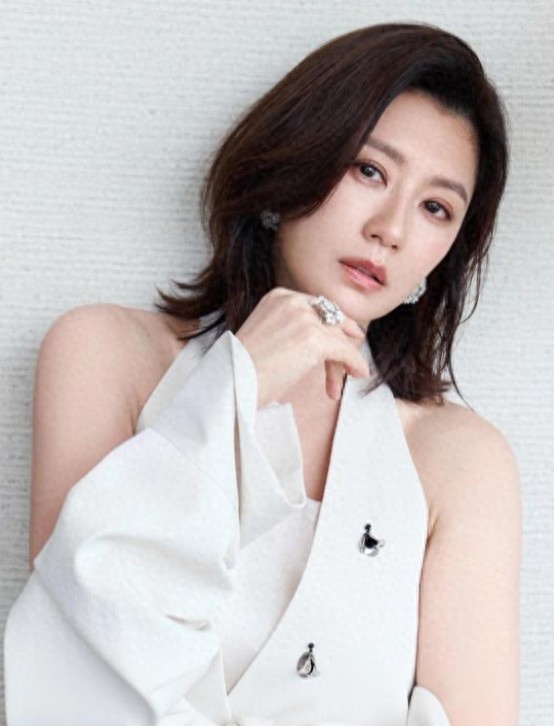 美到犯规，贾静雯白色露肩装，优雅气质杀