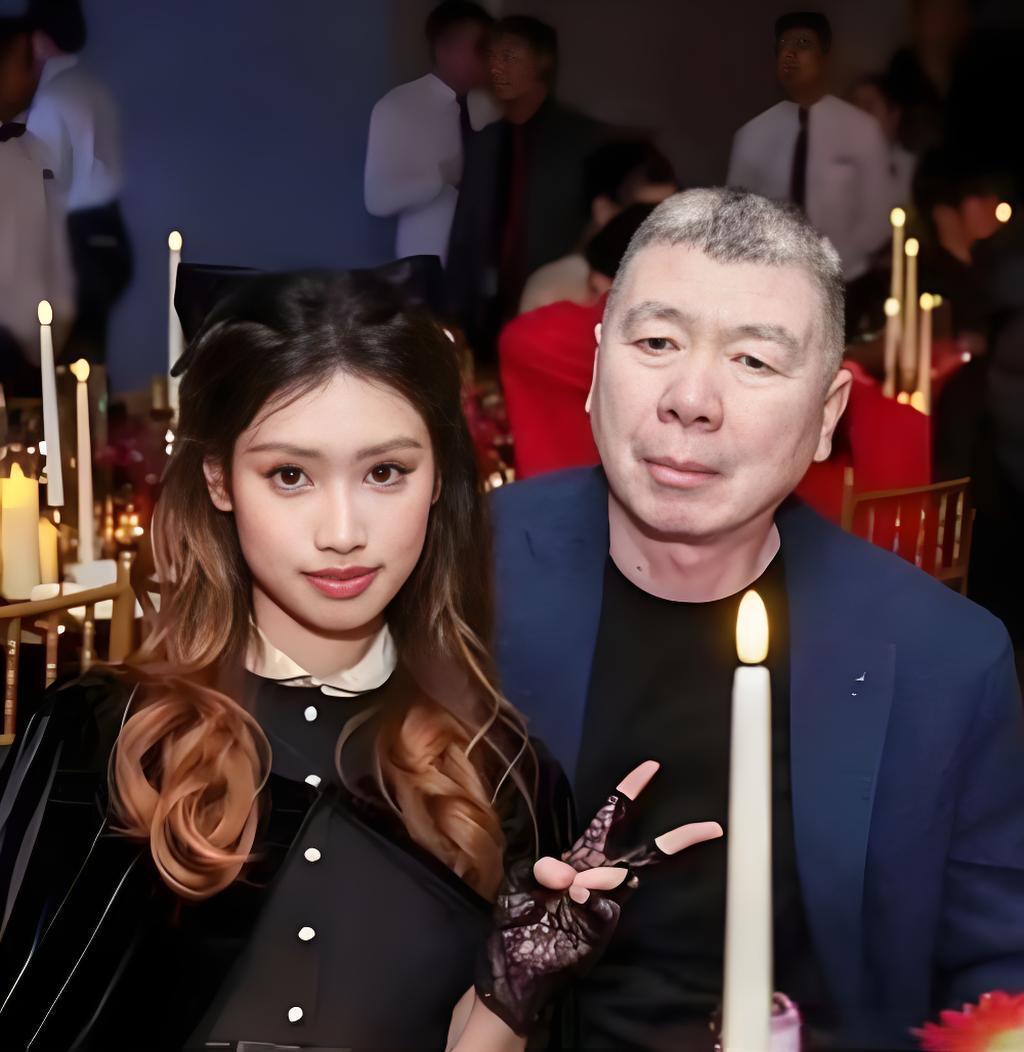 冯小刚春节后送女儿上学，脸贴脸喊“宝儿”太戳心！很舍不得