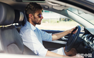 我隐藏身份暗访武德县。结果局长老婆不仅逆行还骂我。十分钟后我被铐进派出所，一个小时后局长进监狱