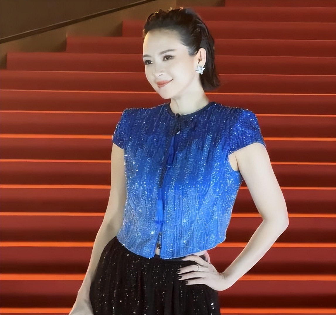 章子怡越老越富态，穿蓝色露背装衬出“奶白肌”，珠圆玉润太美了