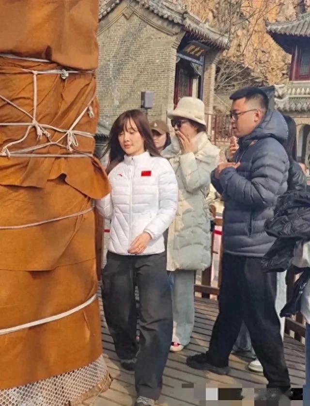 甜馨妈妈大孤山祈福，脸部憔悴，简直像变了一个人
