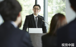 嫌弃护士妻子没背景，我转身娶了女上司，3年后新任县委书记空降视察，前妻当众喊了他一声弟弟