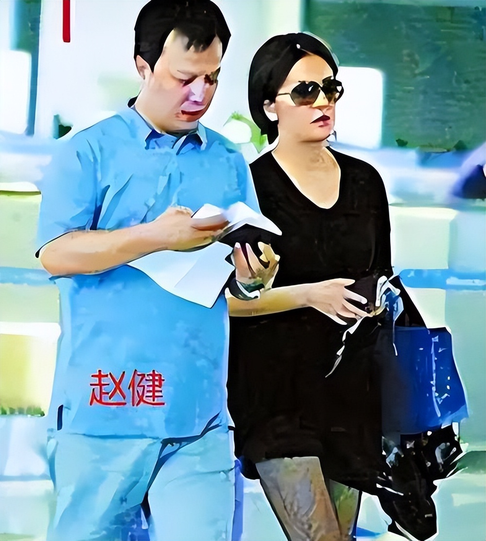 封杀4年，赵薇做梦也没想到，如今56岁哥哥竟成了自己的“救赎”