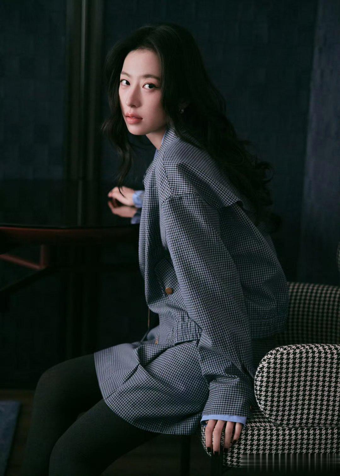 周雨彤，这身蓝格纹套装，灰蓝细格纹设计，学院风满满复古又摩登
