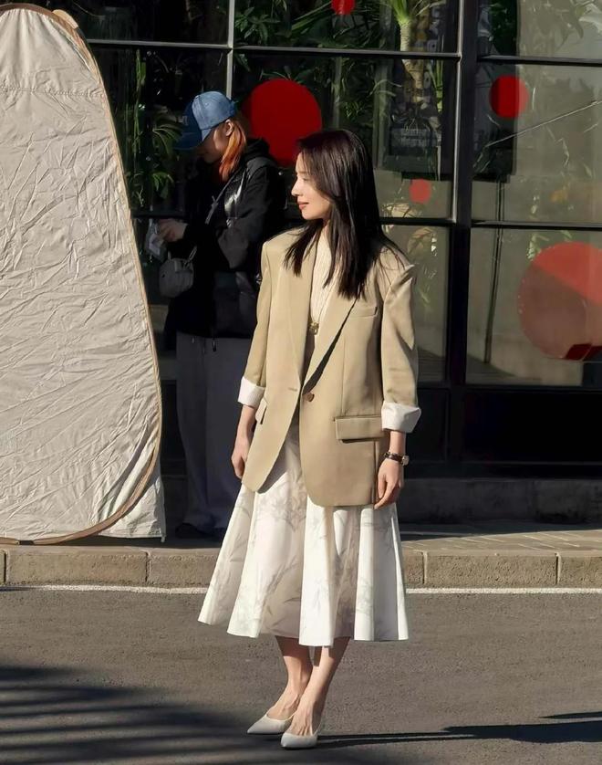 有粉丝在朗园创意园区内偶遇董洁,彼时她正为新季产品进行实景拍摄