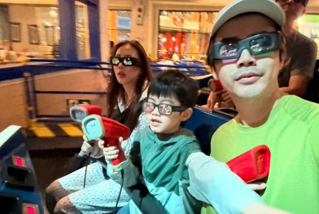 迪拜凌晨五声闷响后，9岁孩子在越野车后座睡着了