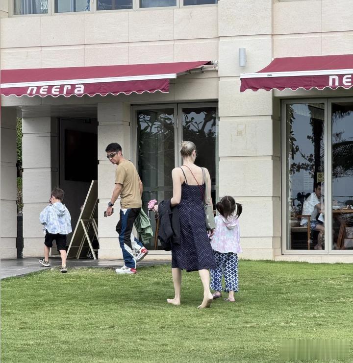 撒贝宁一家大同旅游！老婆戴素圈婚戒抢镜，龙凤胎肤白个高不随爸