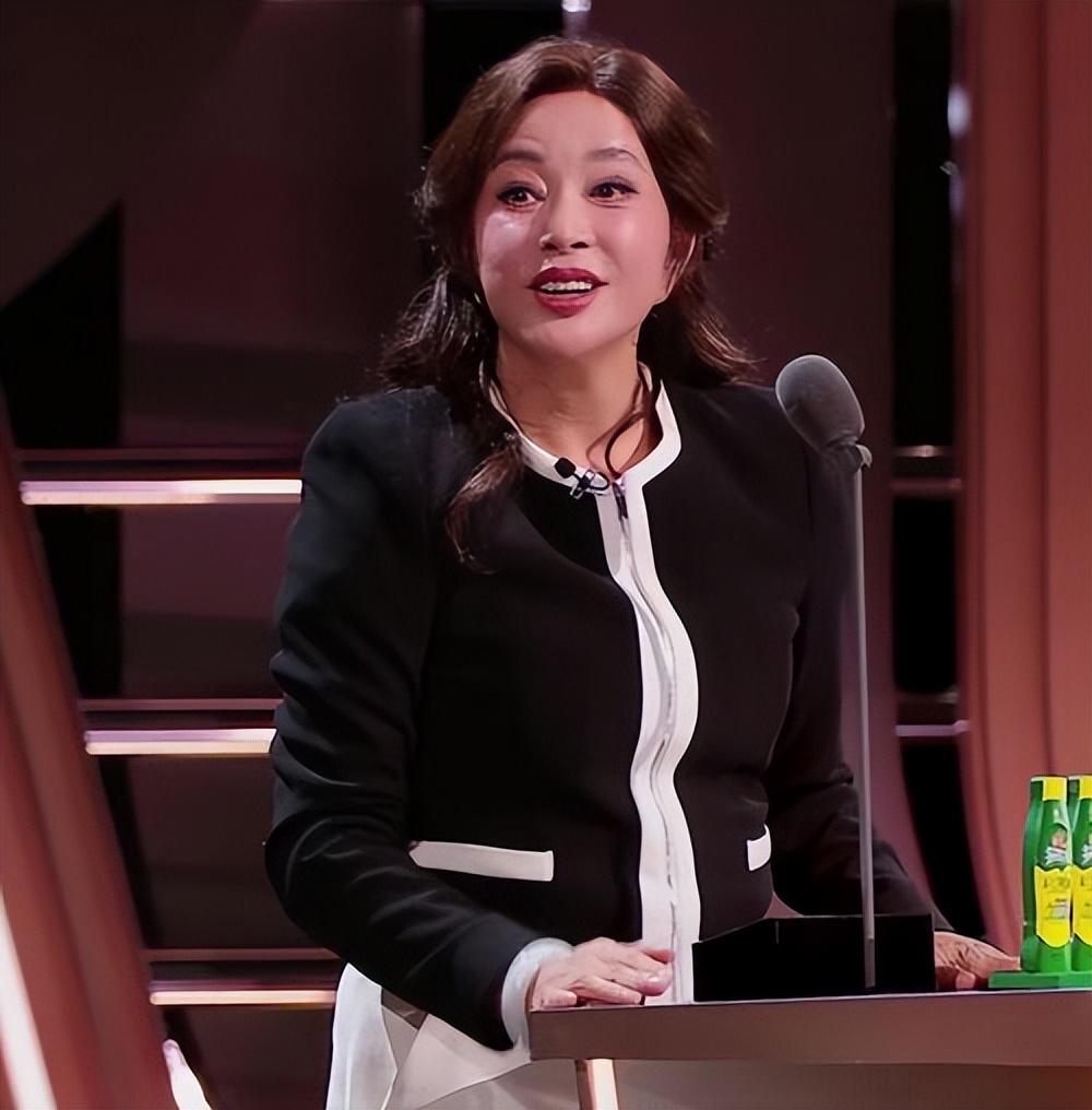 强行扮嫩、凌晨去世、私生活混乱8个男友,刘晓庆身上传闻多离谱