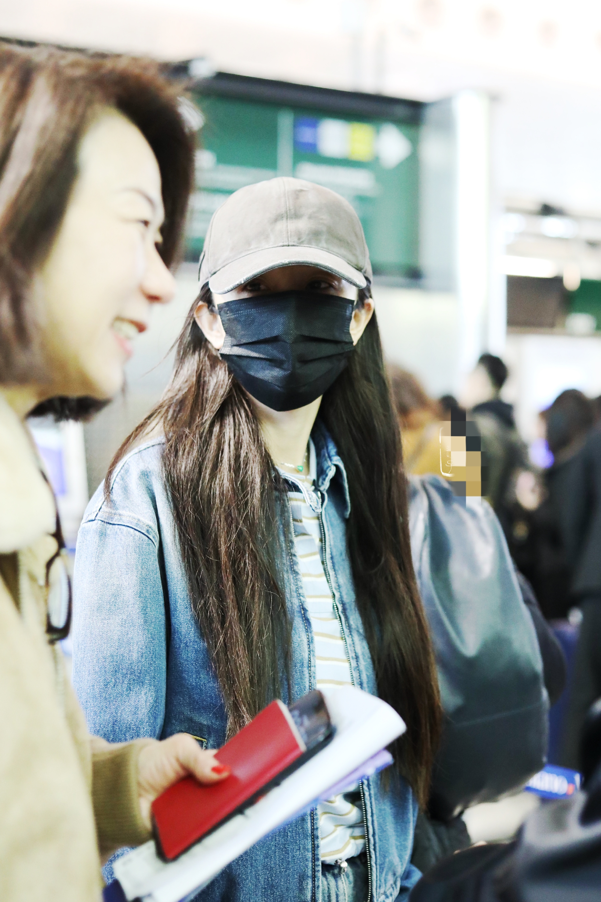 杨幂米兰看秀结束赴泰国拍戏，条纹T恤搭配牛仔外套，青春靓丽