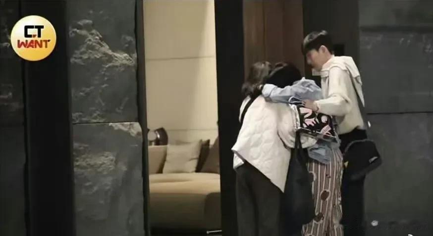 小S终于放下体面!醉酒后当街崩溃大哭,不回自家到范玮琪家过夜