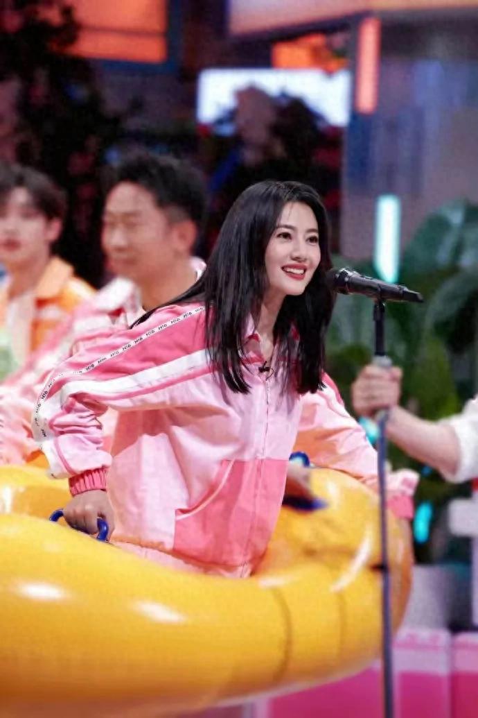 46岁高圆圆新剪了过肩发型年轻20岁，穿一身粉色，美得像换了个人 ???