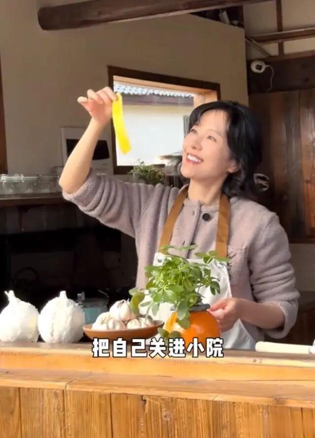 47岁杨乐乐近况曝光！独自在小镇生活，离开老公孩子感觉很轻松