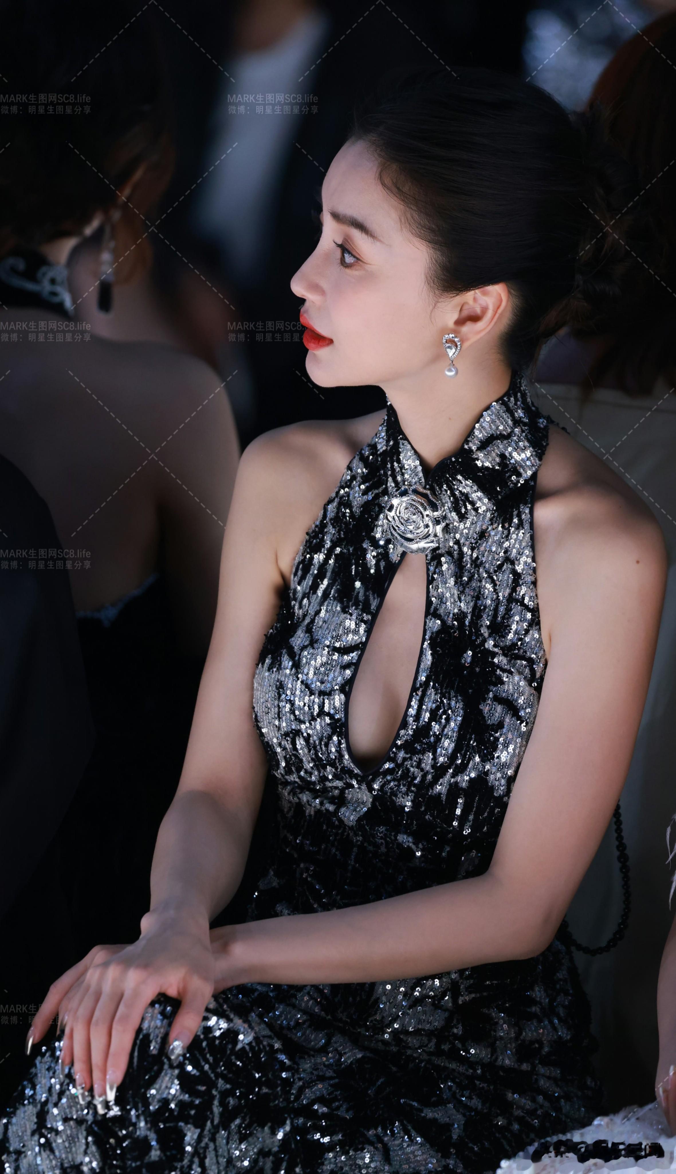 杨颖新中式旗袍压轴现身上海时装周,一出场直接把复古贵气感拉满