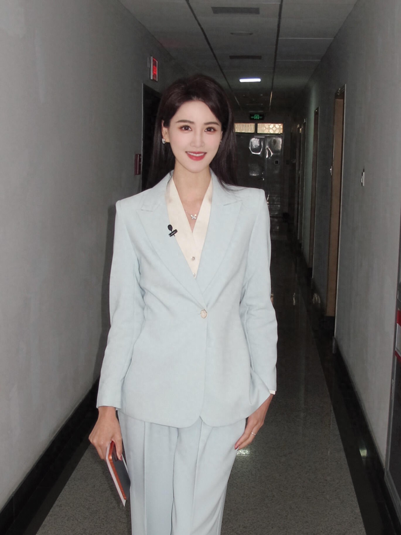 主持人李丹儿今日上班美照，这气质真绝了