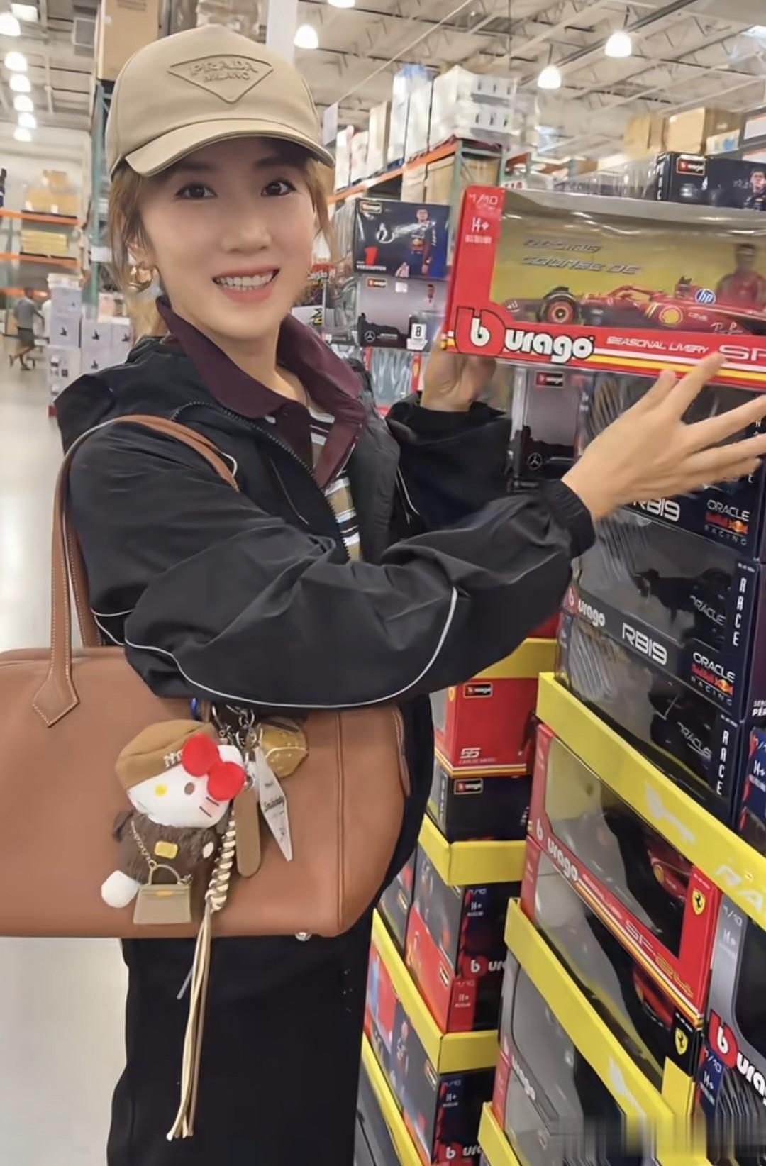 李念在美国逛街买衣服，14岁大女儿出镜气质真好，又瘦又高像模特