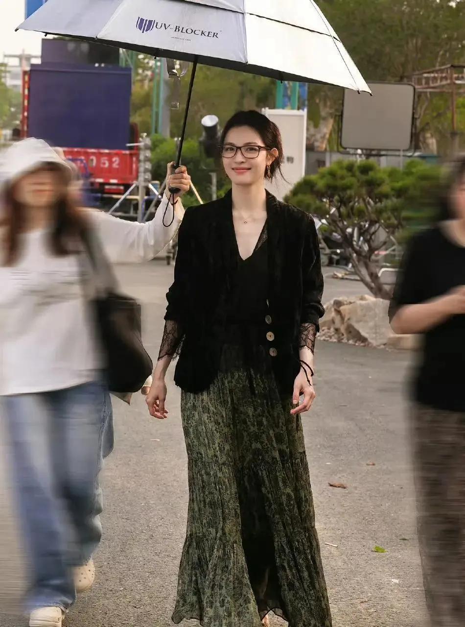 钟楚曦现身马尔代夫！黑上衣+绿色半身裙 路人：这状态没谁了