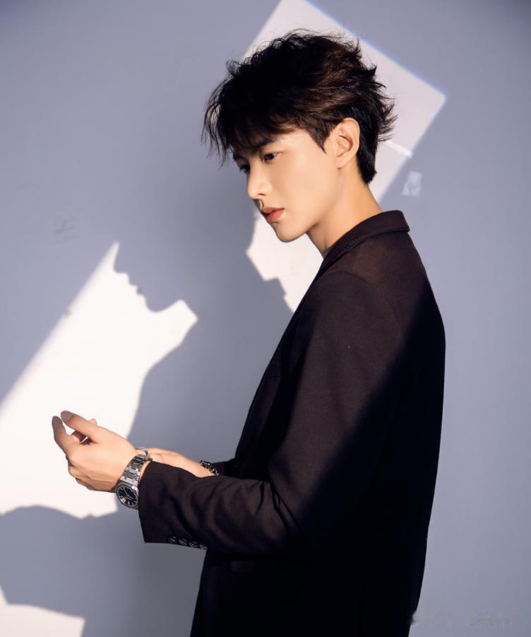 他是高铁售票员，辞职当演员，1年成短剧顶流，却因一事一夜塌房