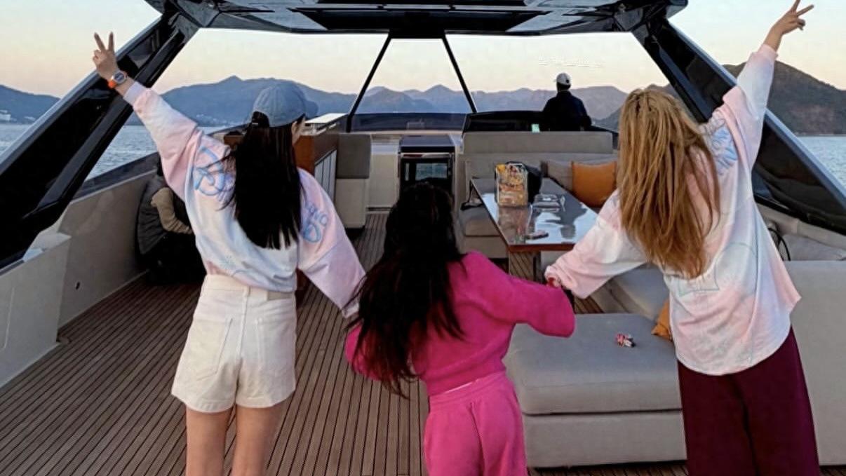 何超盈情人节带女儿出海，6岁辛阡觅在游艇上好欢乐，丈夫没露脸