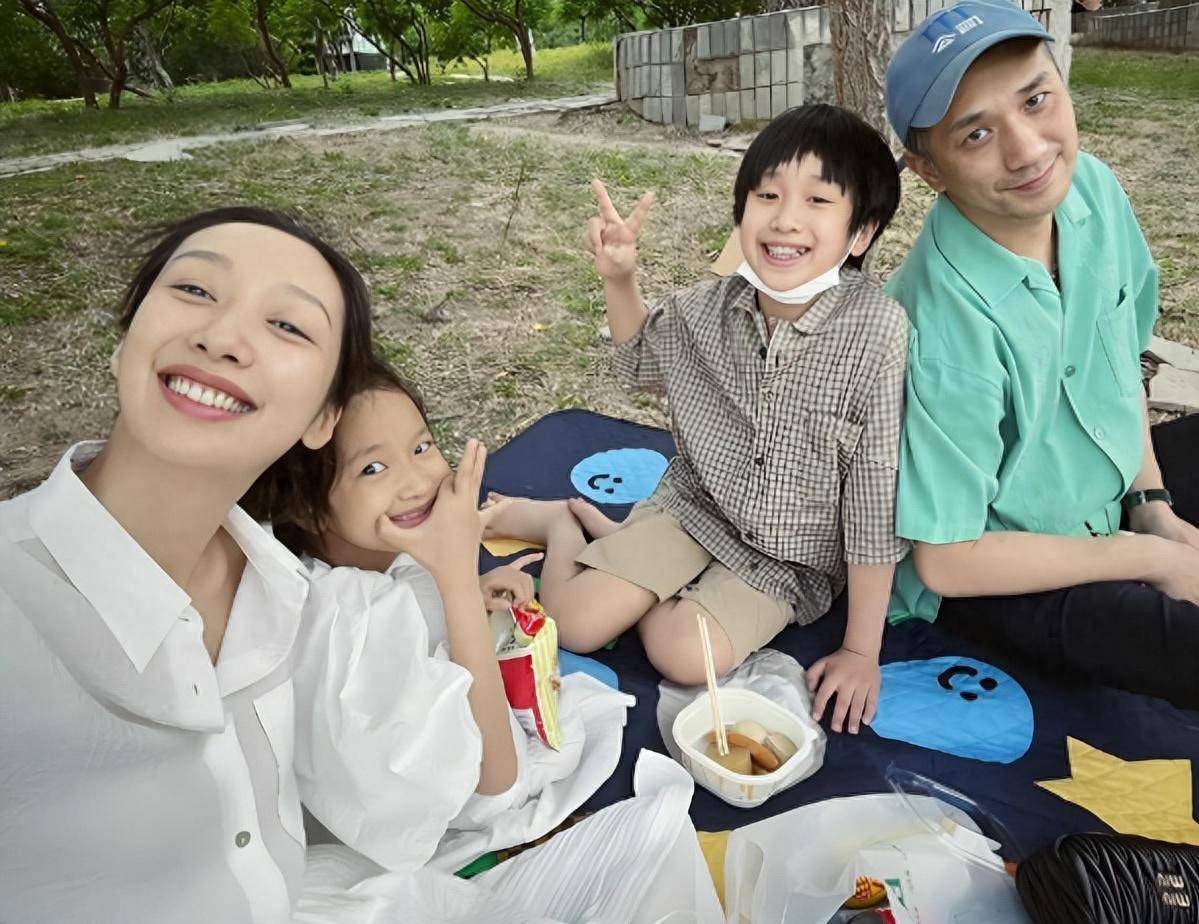 与徐静蕾同居5年分手,后转身娶小14岁网恋妻子,结婚15年零绯闻