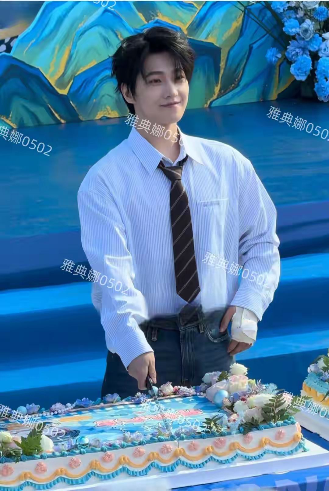 杨洋过节吃胖了但依然很帅，就是头发有点像黄晓明太厚重了不清爽