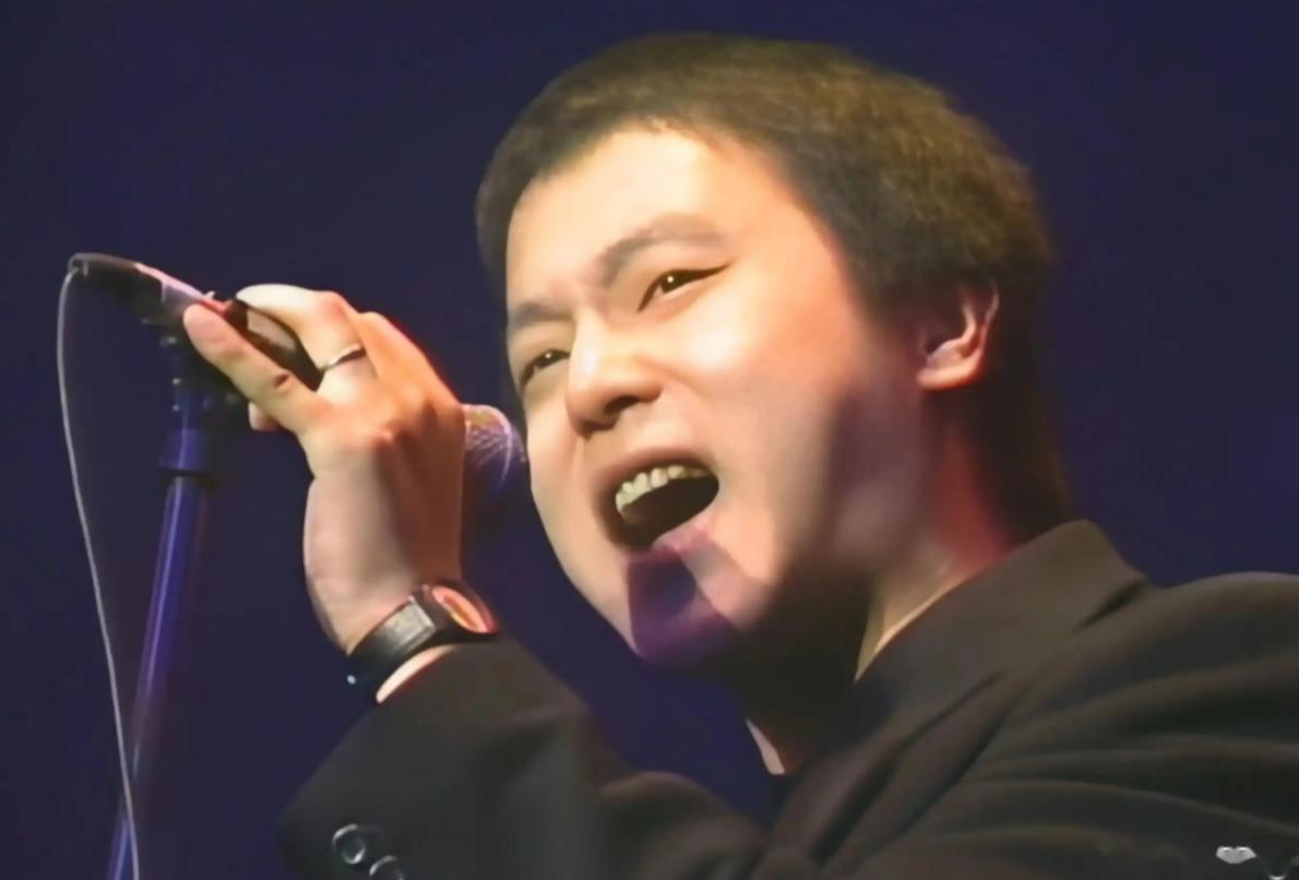 56岁窦唯现状：已定居阿那亚多年，骑电动车，买菜砍价，生活惬意