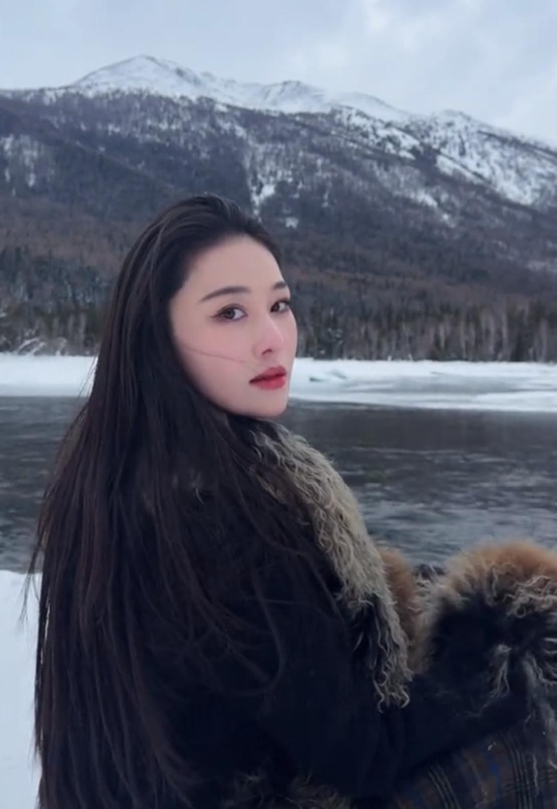 张馨予新疆度假，何捷为爱妻拍照沦陷在她美貌中，直夸老婆五官好