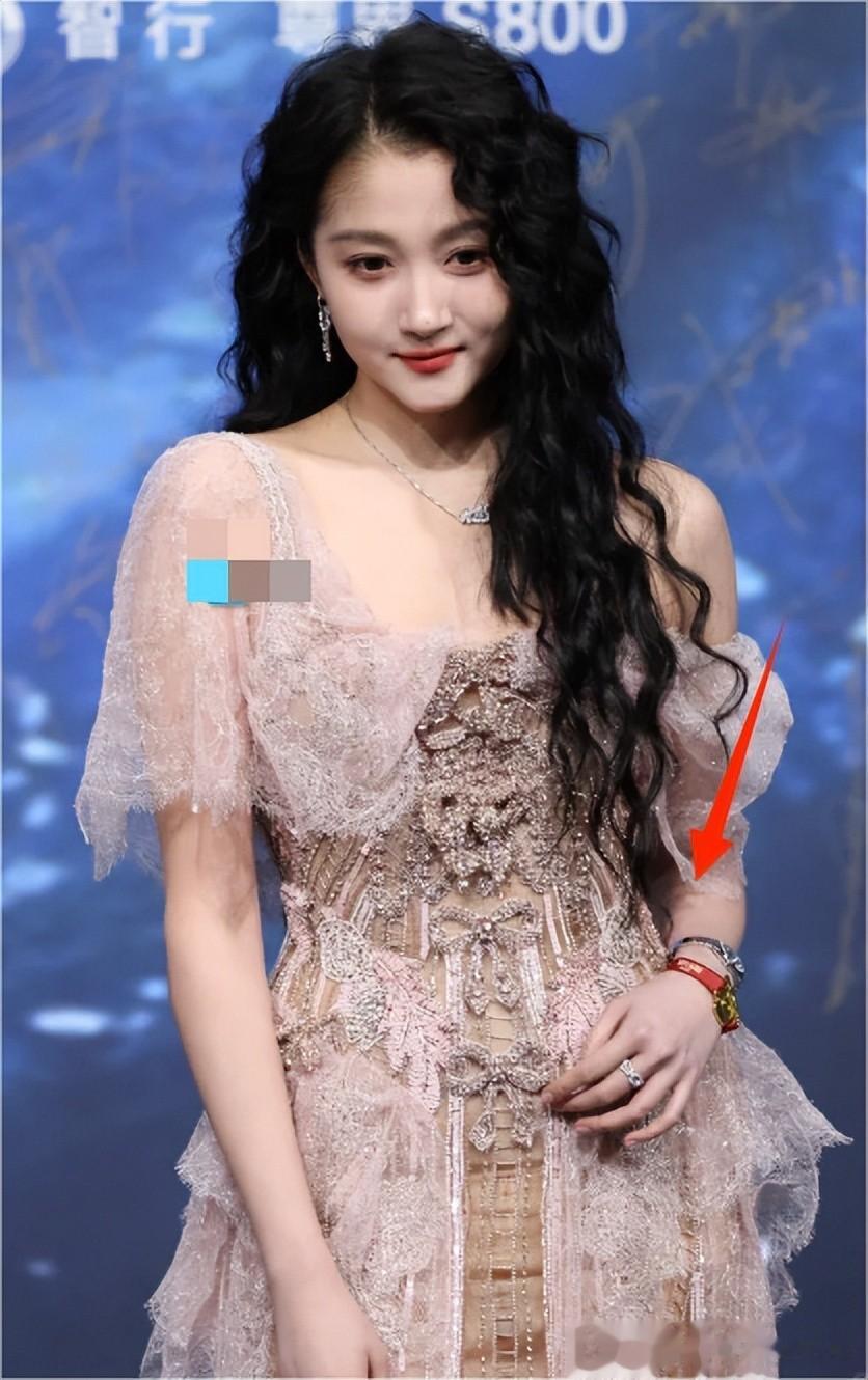 还得是老艺人敢穿，姚晨李冰冰深v较劲，却被保守的惠英红抢风头